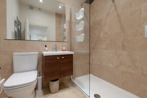 House (3 Bedrooms) | Bathroom | Combined shower/tub, free toiletries, hair dryer, towels