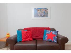 Living area - Connected & Convenient: Newly-renovated Flat for 2 (Edinburgh)