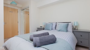 Apartment (2 Bedrooms) - Bright, Contemporary Edinburgh Flat With Parking! (Edinburgh)