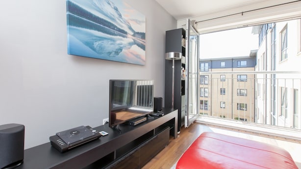 Apartment (2 Bedrooms) - Bright, Contemporary Edinburgh Flat With Parking! (Edinburgh)