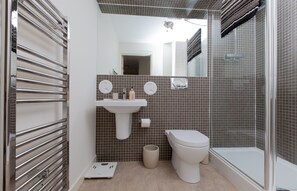 Apartment (2 Bedrooms) | Bathroom | Free toiletries, hair dryer, towels - Bright, Contemporary Edinburgh Flat With Parking! (Edinburgh)