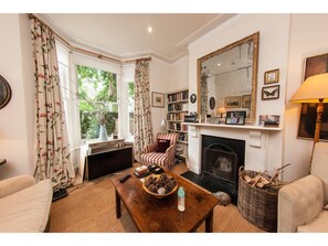 Living room - Bright and Homey House With Garden, for 5 (London)