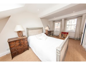 3 bedrooms, free WiFi - Bright and Homey House With Garden, for 5 (London)