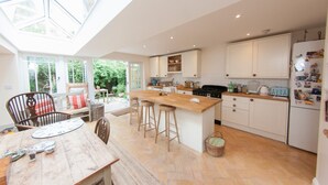 3 bedrooms, free WiFi - Bright and Homey House With Garden, for 5 (London)