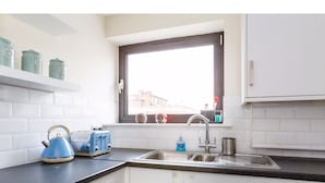 Lejlighed (2 Bedrooms) | Privat køkken | Køleskab/fryser i fuld størrelse, mikrobølgeovn, ovn, kogeplade