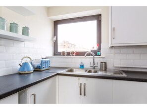 شقة (2 Bedrooms) | مطبخ خاص | ثلاجة/مجمد بحجم كبير، ميكروويف، فرن، موقد طهي مسطح