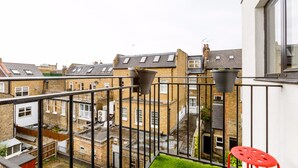 Lejlighed (2 Bedrooms) | Balkon