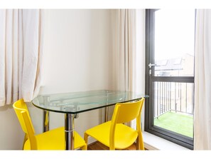 Apartment (2 Bedrooms) | In-room dining