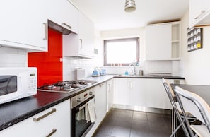 Apartment (2 Bedrooms) | Private kitchen - Central Flat in Londons Battersea Sleeps 6 (London)