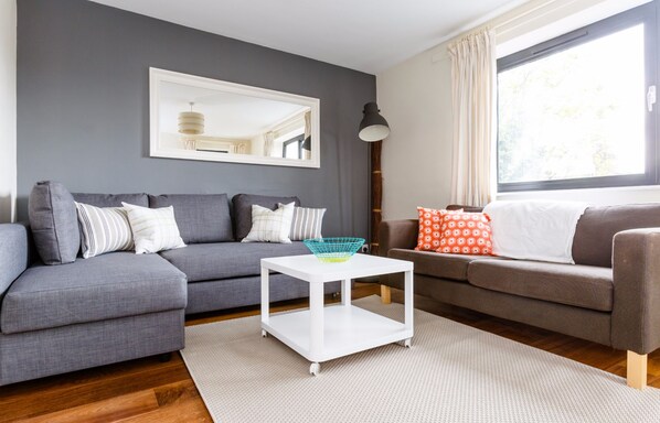 شقة (2 Bedrooms) | منطقة المعيشة | مشغل دي في دي