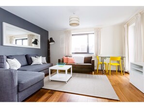 شقة (2 Bedrooms) | منطقة المعيشة | مشغل دي في دي