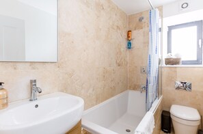 Appartement (2 Bedrooms) | Salle de bain | Baignoire et douche séparées, articles de toilette gratuits