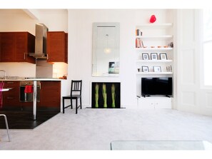 2 bedrooms, free WiFi - Classy, Modern 2BR Flat for 5 in Maida Hill (London)