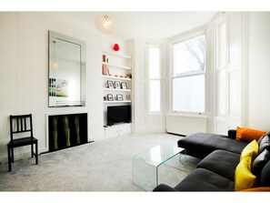 Living area - Classy, Modern 2BR Flat for 5 in Maida Hill (London)
