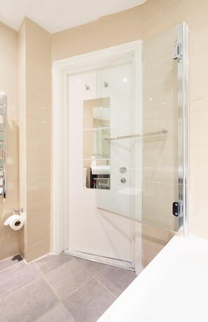 Bathroom shower - Classy, Modern 2BR Flat for 5 in Maida Hill (London)