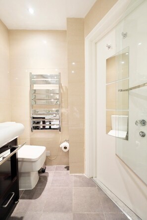 Bathroom - Classy, Modern 2BR Flat for 5 in Maida Hill (London)