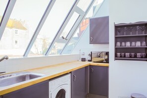 Full-size fridge, microwave, stovetop, cookware/dishes/utensils - Beautiful, Bright 2BR Flat for 4 Central Brighton (Brighton)