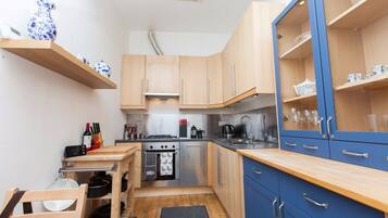 Coffee/tea maker, cookware/dishes/utensils