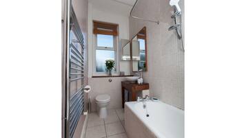 Bathtub, free toiletries