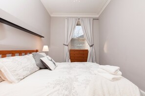 2 bedrooms, free WiFi - Charming 2-br Flat for 4 in Quiet Corstorphine (Edinburgh)