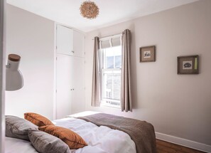 2 bedrooms, iron/ironing board, free WiFi