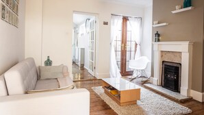 Living area - Cozy 2-bedroom House in Beautiful Cambridge (Cambridge)