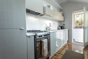 Kjøleskap, mikrobølgeovn, kaffetrakter/tekoker og kjøkkenutstyr