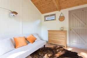 2 bedrooms, iron/ironing board, free WiFi