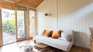 Living area - Cozy 2-bedroom House in Beautiful Cambridge (Cambridge)