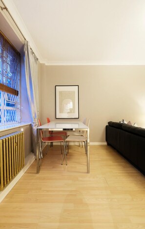 客室内のダイニングエリア