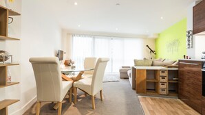 In-room dining - Chic, Spacious 1-br Flat For 2 In Central Bristol (Bristol)