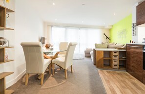 In-room dining - Chic, Spacious 1-br Flat For 2 In Central Bristol (Bristol)