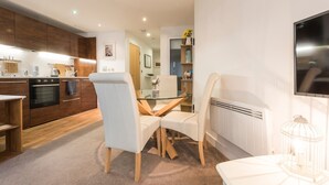 In-room dining - Chic, Spacious 1-br Flat For 2 In Central Bristol (Bristol)