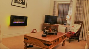 Apartment (2 Bedrooms) | Living area | 40-inch TV with digital channels, fireplace - Contemporary Apartment off Queensferry Road (Edinburgh)