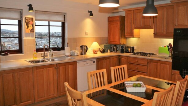 Apartment (2 Bedrooms) | Private kitchen | Full-size fridge, microwave, oven, stovetop - Contemporary Apartment off Queensferry Road (Edinburgh)