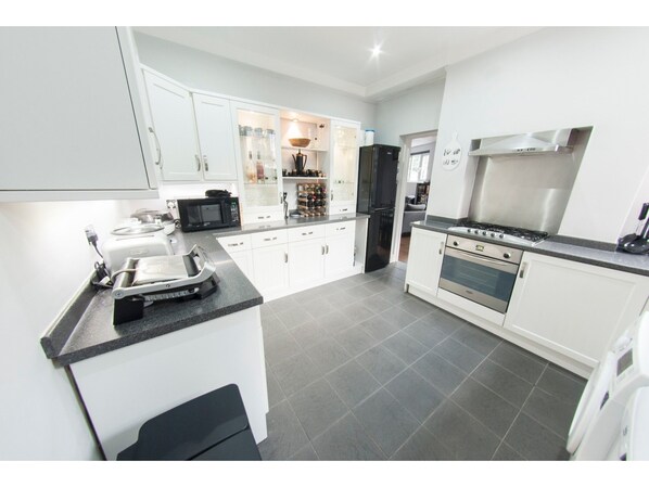 Leilighet (2 Bedrooms) | Eget kjøkken | Kjøleskap, mikrobølgeovn, ovn og kokeplater