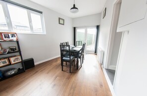 Apartment (2 Bedrooms) | In-room dining