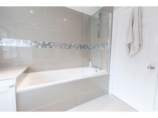 Apartment (2 Bedrooms) | Deep soaking bathtub