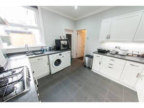 Leilighet (2 Bedrooms) | Eget kjøkken | Kjøleskap, mikrobølgeovn, ovn og kokeplater