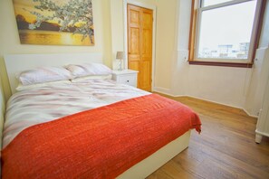 2 bedrooms, iron/ironing board, free WiFi - Bright & Spacious Flat 4 in Newhaven (Edinburgh)