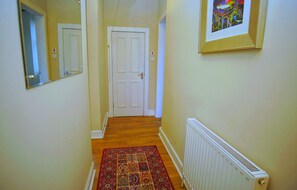 Hallway - Bright & Spacious Flat 4 in Newhaven (Edinburgh)