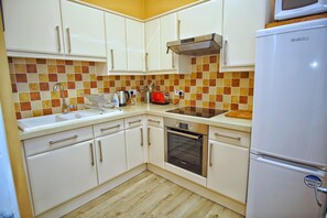 Full-size fridge, microwave, coffee/tea maker, cookware/dishes/utensils - Bright & Spacious Flat 4 in Newhaven (Edinburgh)