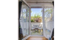 1 bedroom, iron/ironing board - Bright, Spacious 1BR Chorlton Apt for 2 W/patio (Manchester)