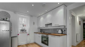 Coffee/tea maker, full-sized fridge, microwave, cookware/dishes/utensils - Bright, Spacious 1BR Chorlton Apt for 2 W/patio (Manchester)