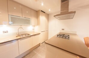 Full-sized fridge, microwave, coffee/tea maker, cookware/dishes/utensils - Elegant, Modern Flat in Central London, For 4 (London)