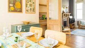 House (3 Bedrooms) | In-room dining - Classic Victorian House Sleeps 8 in East Brighton (Brighton)