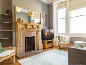 Nhà (3 Bedrooms) | Khu phòng khách | TV 40-inch có truyền hình kỹ thuật số, lò sưởi 