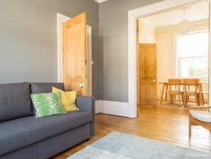 บ้านพัก (3 Bedrooms) | บริเวณนั่งเล่น | ทีวี 40 นิ้ว พร้อมช่องดิจิตอล, เตาผิง