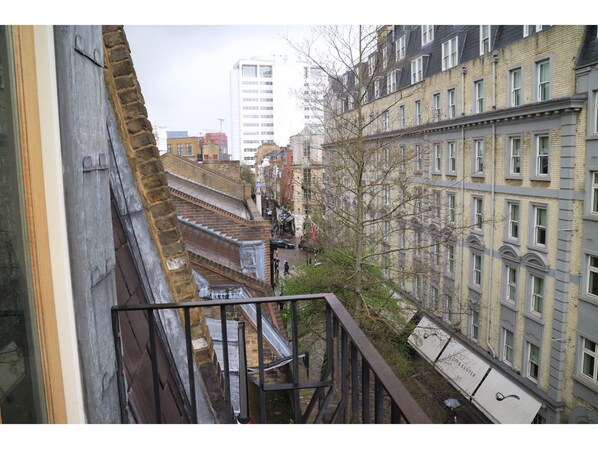 Apartemen (2 Bedrooms) | Balkon