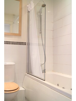 Appartement (2 Bedrooms) | Badkamer | Een douche, gratis toiletartikelen, een haardroger, handdoeken